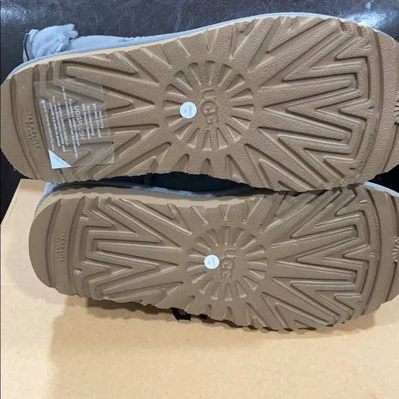 Brand New Ugg Boot w/classic double bow mini 7 - Picture 5 of 5